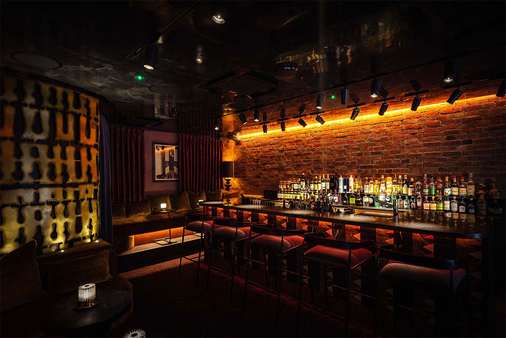 bars open late in london