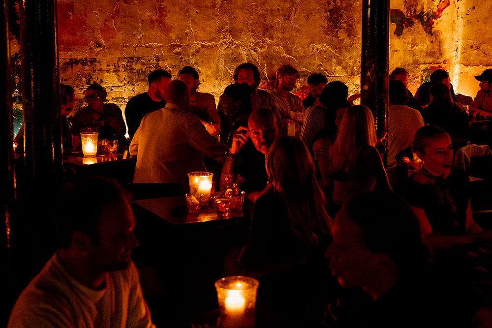 bars open late in london