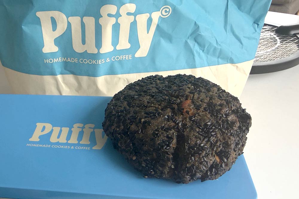Puffy (Soho) - sesame dulce cookie