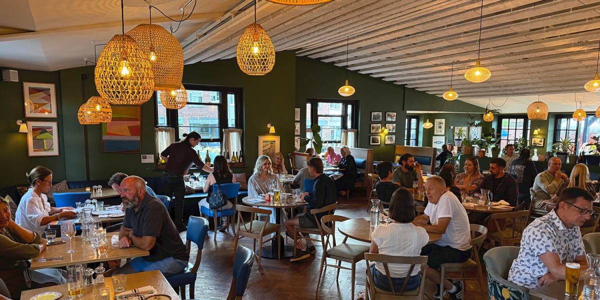 Travel notes - we check into The White Hart Inn on Mersea Island